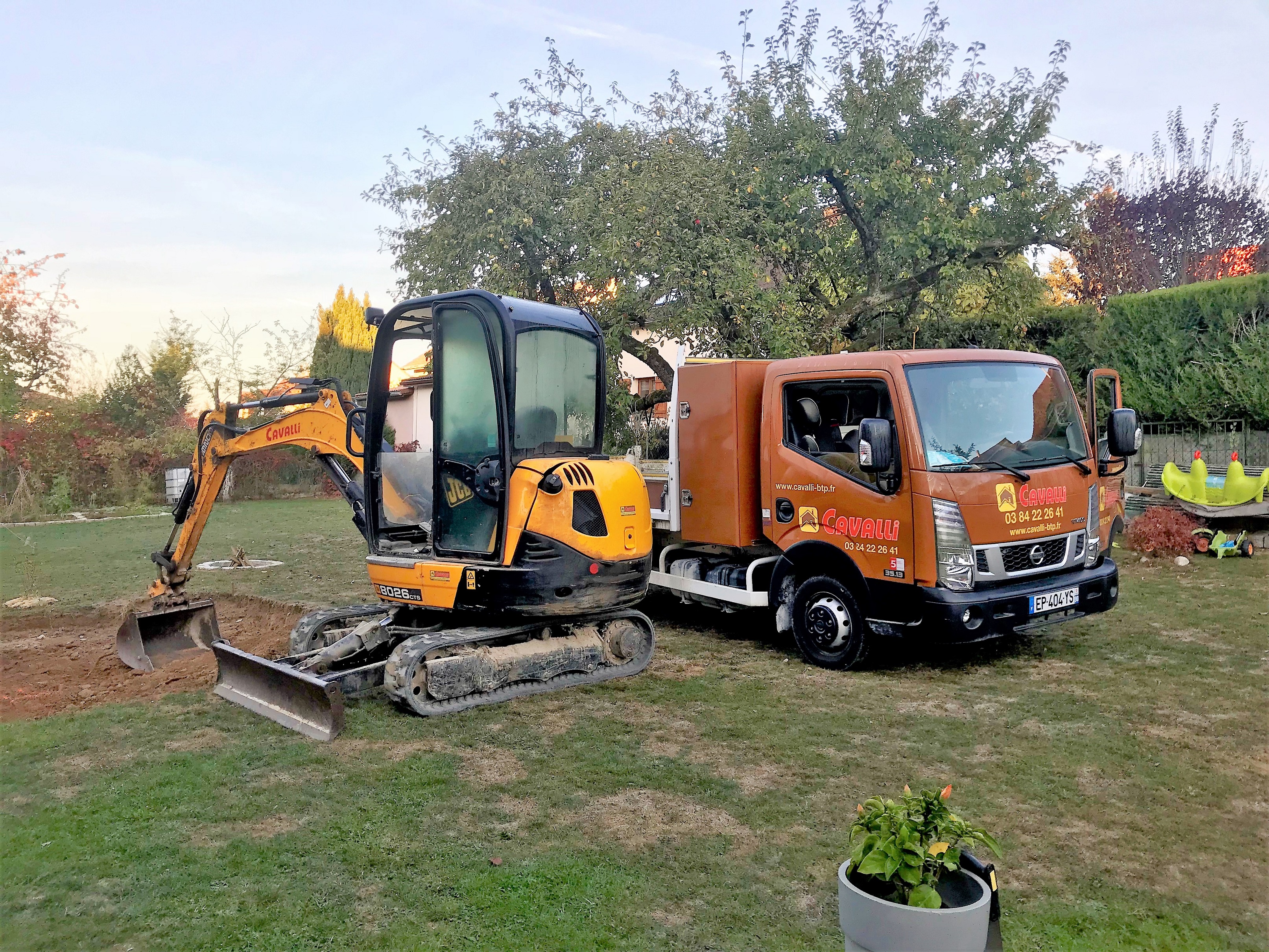 BARDOZ Bâtiments & Travaux-Publics Fourgon Benne + pelle